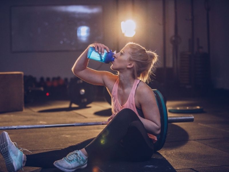 Powody, dla których warto pić wodę w czasie ćwiczeń