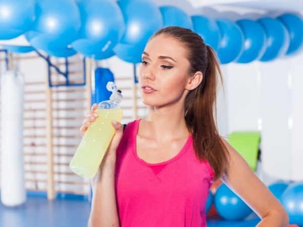 Izotoniczny napój sportowy: jak to działa i jakie ma zalety